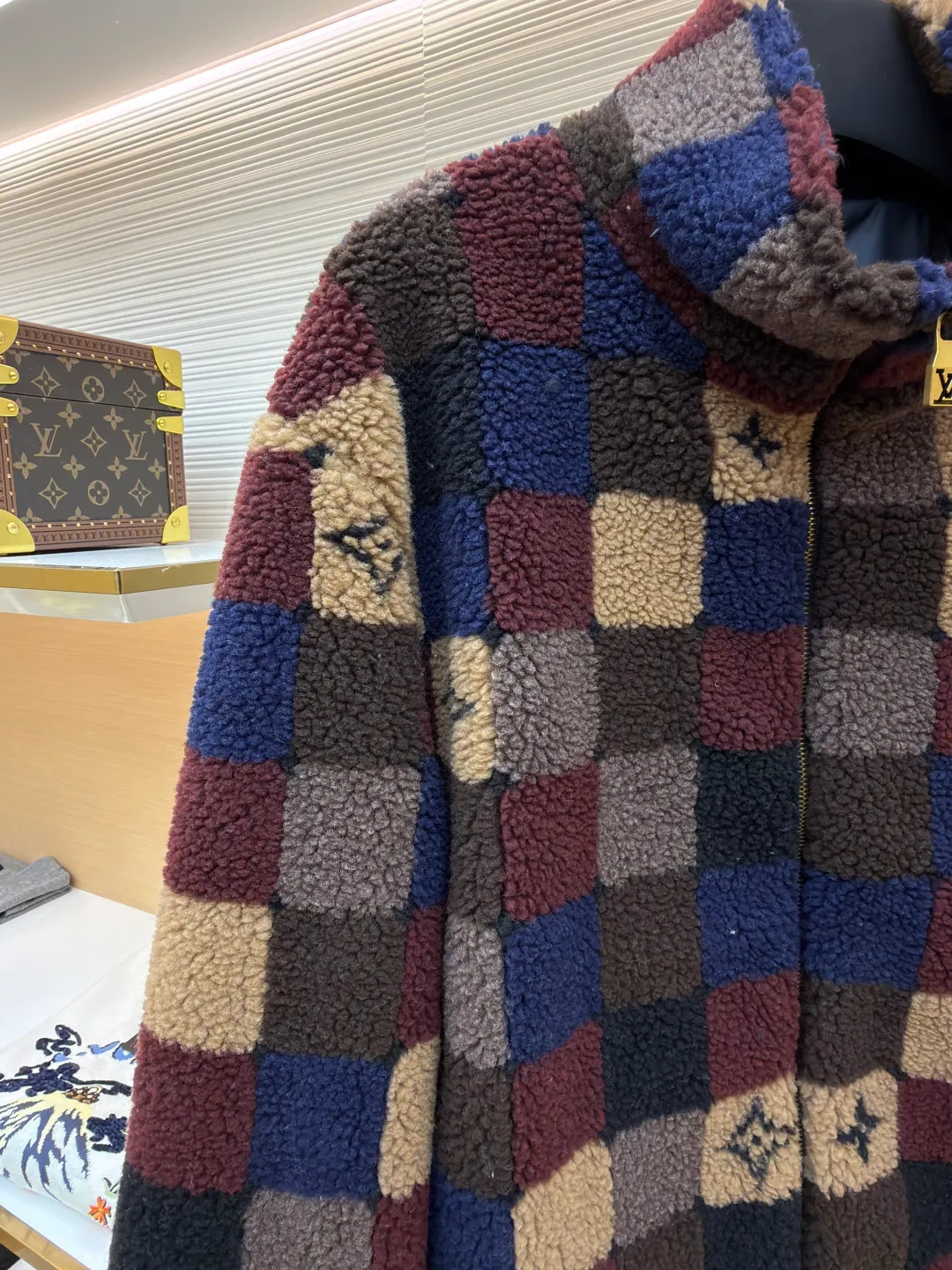 LOUIS VUITTON colorful checkerboard jacket ●Original version: Purchased and developed for 16500 ●Item number: 1682292-B95 ●Fabric: Fleece fabric ●Technology: Jacquard production ●Color: Color ●Version: Fitted version ●Weight: about 700 grams ●Size: XS-S-M-L ●Description: The main body of this Louis Vuitton satin baseball jacket is made of high-density matte satin fabric, which has been treated with anti-wrinkle shaping technology. The fabric has a strong drape and is not easy to wrinkle. The dark brown background color is prepared by precision dyeing and finishing technology, giving it a rich color and high-end texture. The "L.V.M SINCE 1854" logo on the left chest is made with hot-drilling technology. High-quality rhinestones are used for precise hot-pasting in different areas. The diamond surface is shiny and strong and will not fall off easily. The ribbed splicing of the collar, cuffs and hem is a three-color contrasting design. It is woven with high-elastic knitted yarn, which will not easily loosen and deform after long-term wear. The placket is equipped with custom-made metal snaps. The hardware is thick and anti-oxidation. The overall style is loose and off-shoulder. The splicing is covered with blind stitching technology, and the wiring is smooth and traceless. Every craft detail follows the brand's luxury product production standards, taking into account both design and wearing comfort. The overall wiring is straight and delicate, the fabric is comfortable and soft, and the color is consistent without color difference. It can be matched with the same style to create a fashionable look and control various occasions. Customized accessories, complete with three standards, same style for men and women!